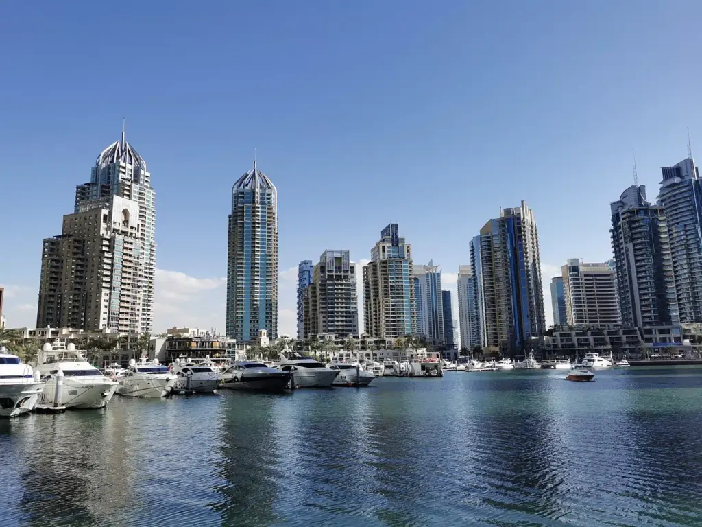Der Hafen von Dubai mit Blick auf die Skyline für Firmengründung in Dubai.