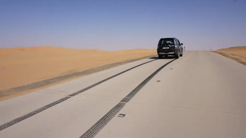 Mit dem SUV durch die Wüste bei Dubai.