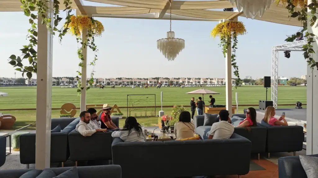 Entspannter Erfahrungsaustausch zum Thema Leben und Arbeiten in Dubai bei einem Golfturnier.
