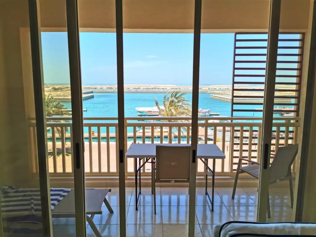 Steuersitz in Dubai als Wohnort mit Blick aus dem Apartment auf das Meer.