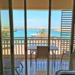 Steuersitz in Dubai als Wohnort mit Blick aus dem Apartment auf das Meer.